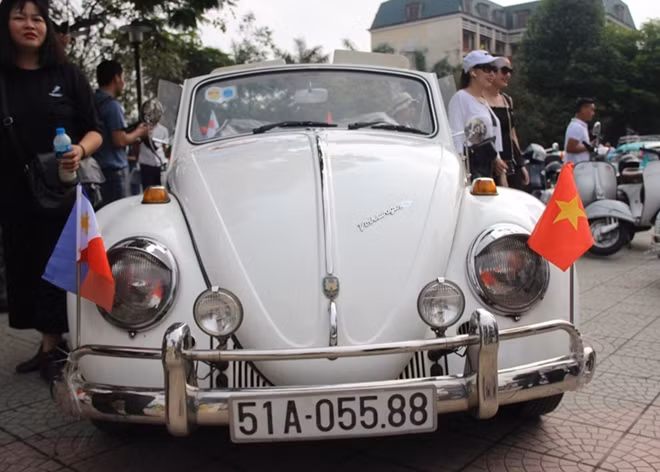 Một xe cổ Volkswagen có biển số 'vip'.