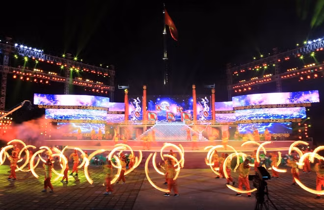 Đêm khai mạc Festival Huế đã thu hút hàng ngàn người dân địa phương, du khách đến tham dự.