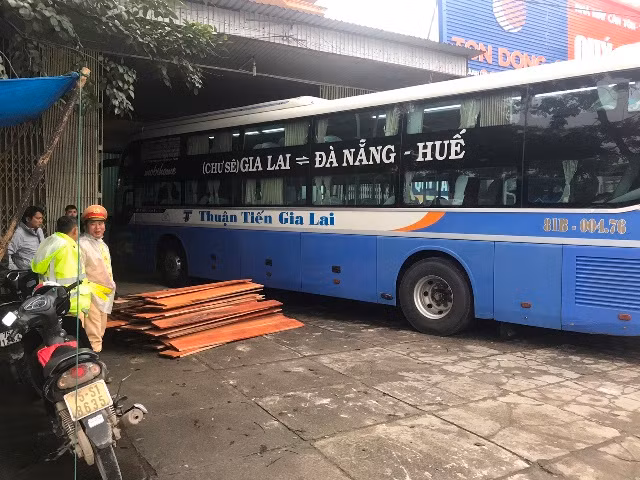 Xe khách mang BKS: 81B – 004.76 được CSGT trạm Phú Lộc phát hiện gỗ lậu.