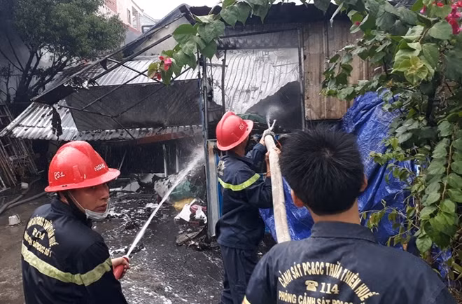 Nỗ lực cứu hỏa bên trong căn nhà đang cháy.