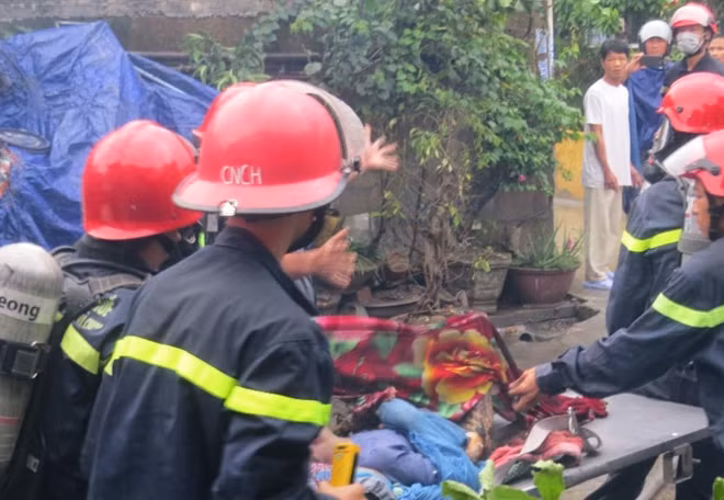 Thi thể bà Nguyễn Thị Liễu được đưa ra khỏi căn nhà sau khi Cảnh sát PCCC khống chế được ngọn lửa.