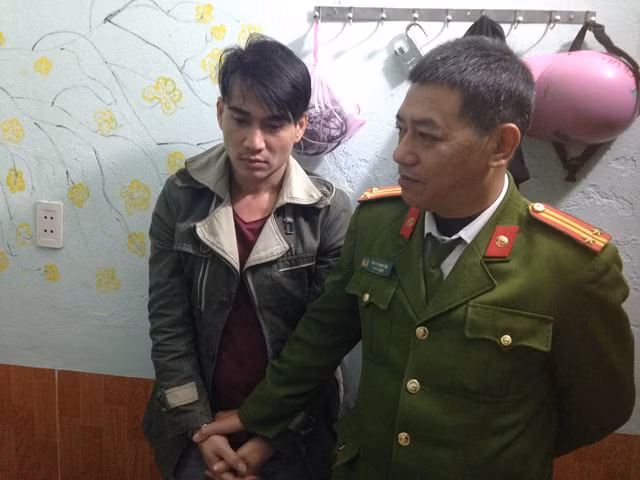 Công an huyện Phú Vang bắt giữ đối tượng Huy.