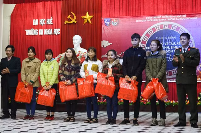 Trường ĐH Khoa học Huế trao tặng quà Tết và vé xe để giúp sinh viên về quê đón Tết cùng gia đình.