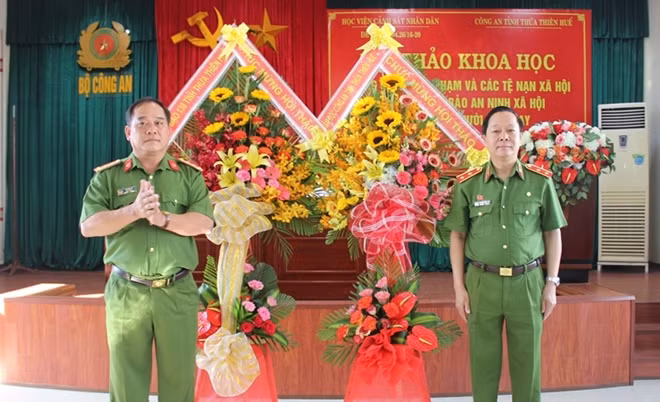Đại diện lãnh đạo Công an tỉnh Thừa Thiên- Huế tặng hoa chúc mừng đến Ban tổ chức hội thảo khoa học.