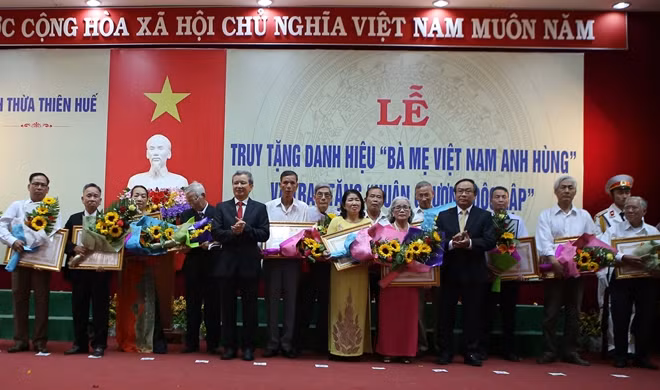 Trao danh hiệu vinh dự Nhà nước Bà mẹ Việt Nam anh hùng cho thân nhân các mẹ.