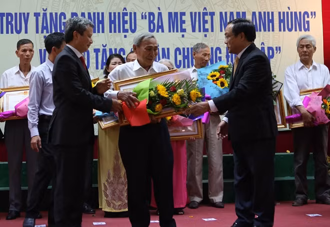 Thừa ủy quyền Chủ tịch nước, lãnh đạo tỉnh Thừa Thiên- Huế đã trao Bằng công nhận danh hiệu Bà mẹ Việt Nam anh hùng cho thân nhân của các mẹ