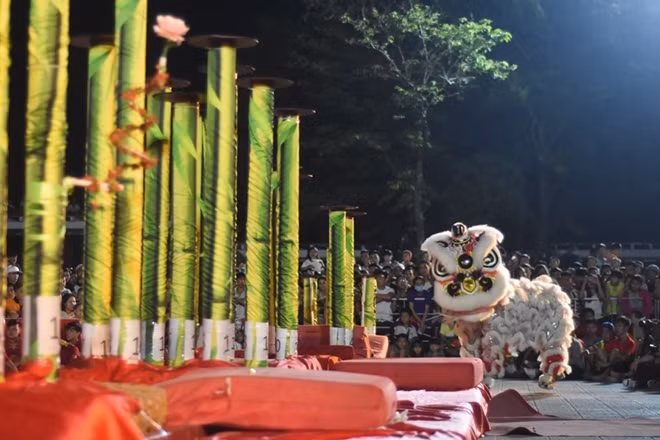 Ngày hội lân Huế thu hút hàng ngàn người dân, du khách đến xem.