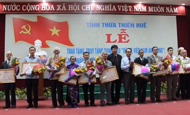 Và trao tặng Huân chương độc lập cho 14 gia đình trên địa bàn tỉnh Thừa Thiên- Huế.