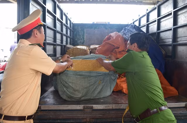 Thùng xốp chứa sụn gà không rõ nguồn gốc được chở trên xe tải BKS: 43C-108.25.