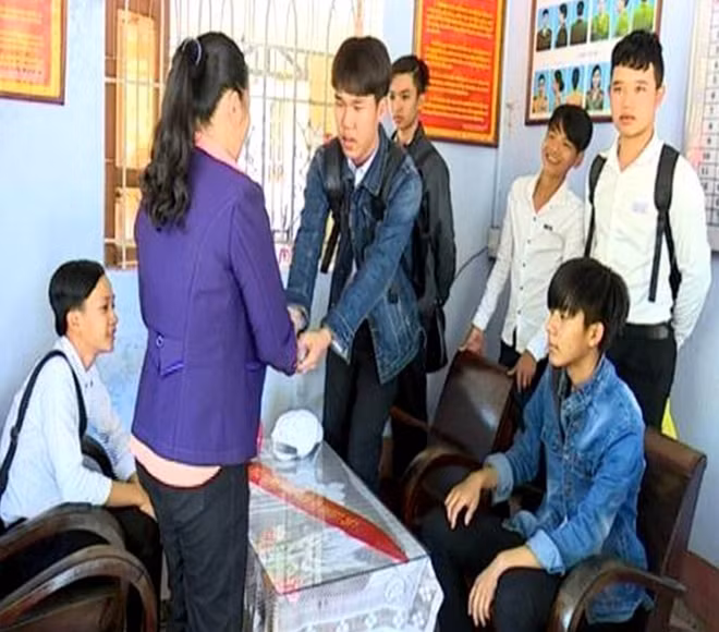 Nhóm học sinh trường THPT Nguyễn Sinh Cung trao trả tài sản cho chị Đào tại Công an huyện Phú Vang.