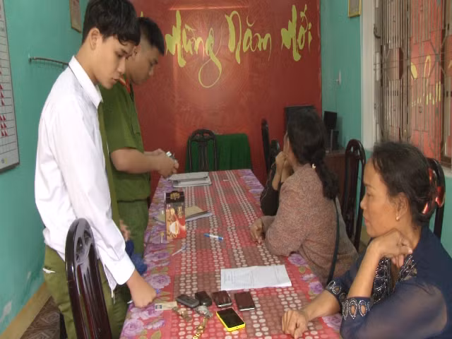Bà xuân (góc phải) tại Cơ quan công an.