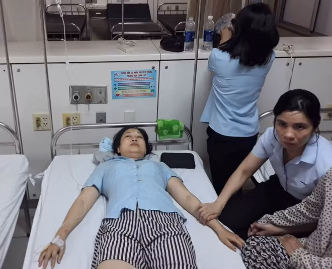 Chị P. đang nằm điều trị tại Bệnh viện Trung ương Huế sau khi bị đối tượng dùng dao khống chế.