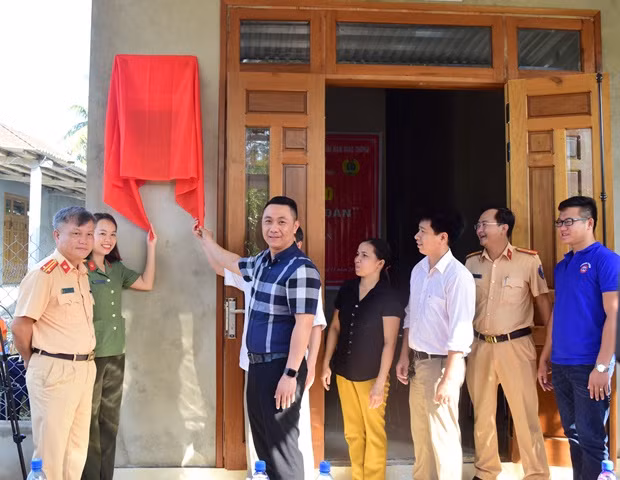 Công đoàn Công an tỉnh Thừa Thiên- Huế tổ chức lễ bàn giao nhà tình thương cho chị Nguyễn Thị Bích Thuận.