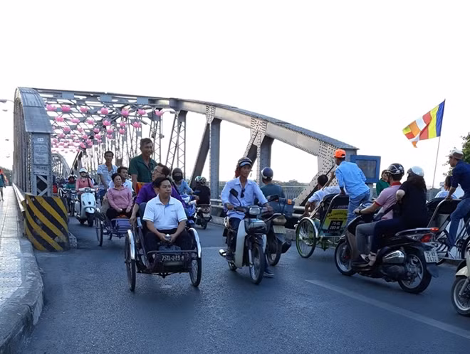 Xe xích lô là phương tiện được nhiều du khách lựa chọn khi đến tham quan Cố đô Huế.