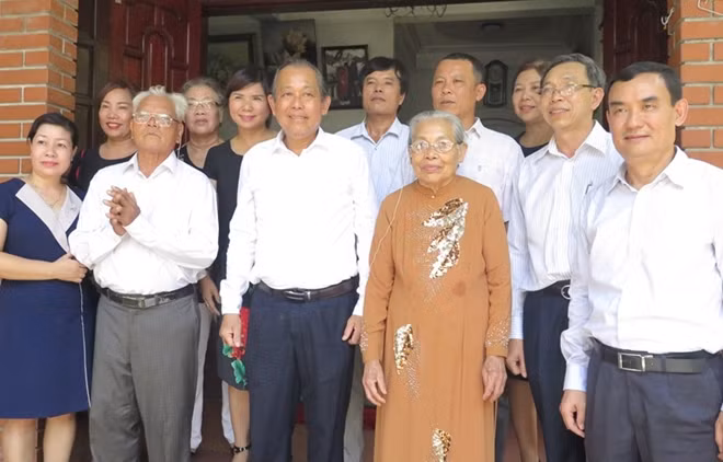 Phó Thủ tướng Trương Hòa Bình chụp ảnh lưu niệm cùng gia đình bà Nguyễn Thị Thú.