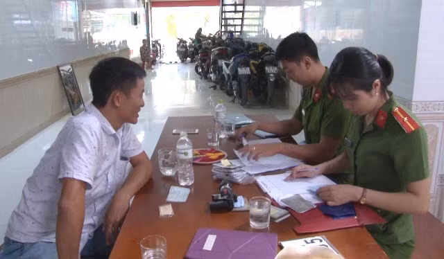 Công an TP Huế làm việc với chủ cơ sở cầm đồ số 1/47 Lê Quý Đôn, phường Phú Hội, TP Huế.
