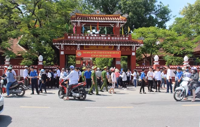 Lực lượng Công an tỉnh Thừa Thiên- Huế đảm bảo ANTT, ATGT tại điểm thi trường THPT Quốc học Huế.