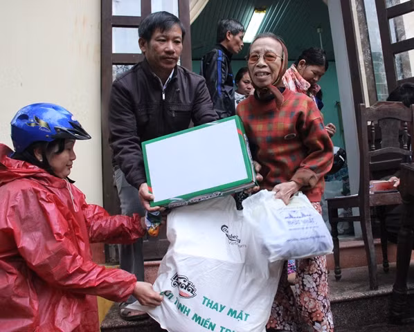 Niềm vui của cụ bà khi đón nhận phần quà Tết do Báo CAND và Công ty TNHH Carlsberg Việt Nam trao tặng.