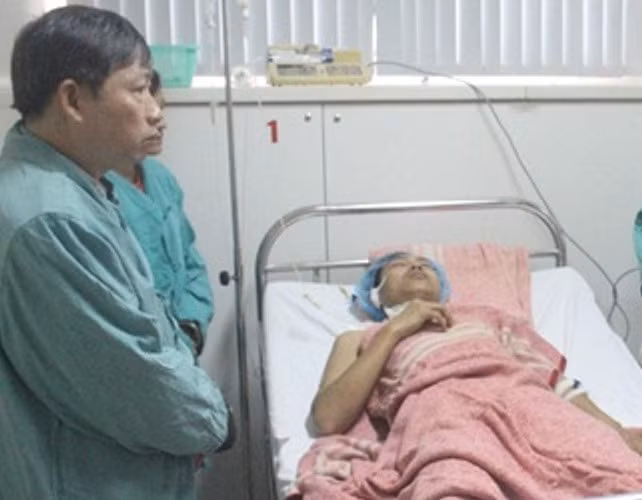 Đại úy Cảm, CBCS thuộc Đội CSGT Công an TP Huế bị thương sau vụ tai nạn được cấp cứu tại bệnh viện. Đại úy Cảm, CBCS thuộc Đội CSGT Công an TP Huế bị thương sau vụ tai nạn được cấp cứu tại bệnh viện.