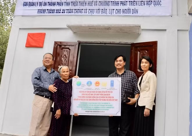 Khánh thành nhà chống bão lũ cho một hộ nghèo ở huyện Quảng Điền, tỉnh Thừa Thiên- Huế.