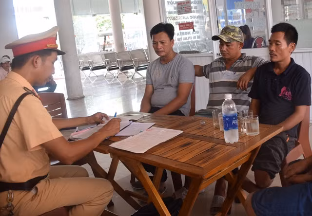 CSGT lập biên bản vi phạm đối với các tài xế lái xe tải chở gỗ vi phạm.