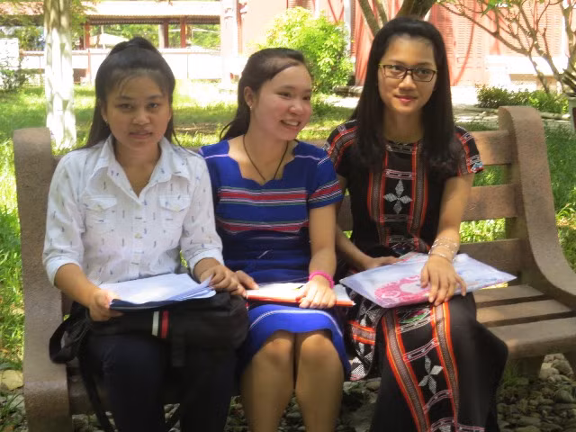 Các thí sinh người đồng bào dân tộc thiểu số trong trang phục truyền thống tham dự kỳ thi tốt nghiệp THPT ở cụm thi 33 tỉnh Thừa Thiên- Huế.