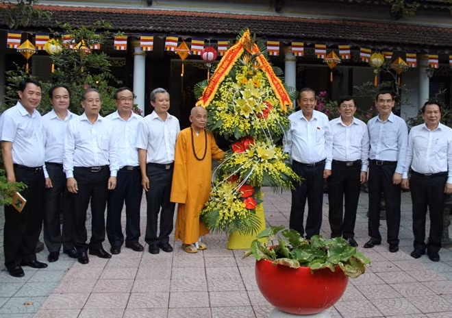Phó Thủ tướng Thường trực Chính phủ Trương Hòa Bình cùng đoàn chụp ảnh lưu niệm với Hòa thượng Thích Đức Thanh.