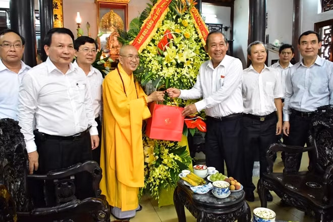 Phó Thủ tướng Thường trực Chính phủ Trương Hòa Bình chúc mừng Hòa thượng Thích Khế Chơn nhân Đại lễ Phật đản Phật lịch 2562.
