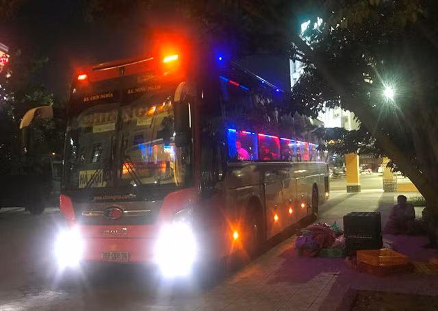 Ôtô khách BKS: 76B-006.76 được CSGT Công an tỉnh Thừa Thiên- Huế phát hiện chở nhiều tạ rắn còn sống.