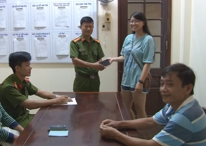 Công an phường Phú Cát trao trả tài sản cho chị Dung.