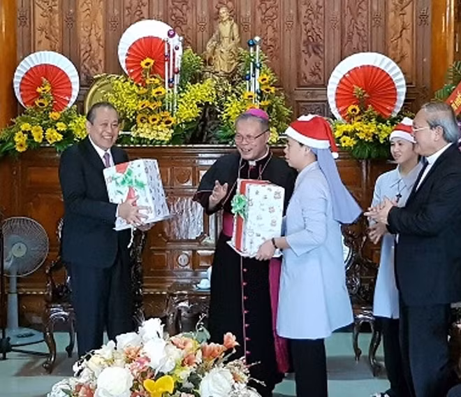 Tổng Giám mục Nguyễn Chí Linh tặng quà Phó Thủ tướng Trương Hòa Bình và đoàn công tác.