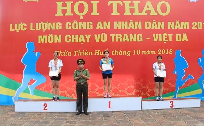 Đại tá Phan Vũ Minh, Phó Cục trưởng Cục công tác Đảng, công tác Chính trị, Phó Ban thường trực Ban tổ chức Hội thao CAND năm 2018 trao huy chương cho các VĐV nữ đạt thành tích xuất sắc.