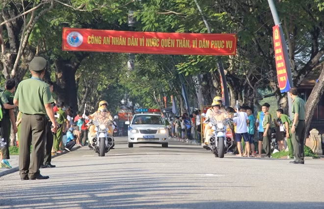 Lực lượng CSGT dẫn đoàn, đảm bảo trật tự ATGT trên đường đua.