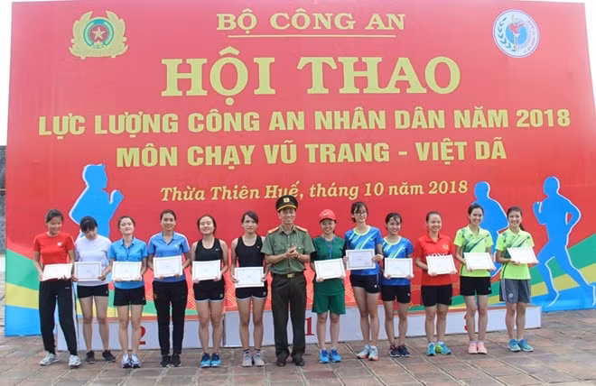 Đại tá Nguyễn Hiền Lương, Trưởng phòng TDTT, Cục công tác Đảng và công tác Chính trị trao tặng giấy chứng nhận thành tích thể thao cho các VĐV.