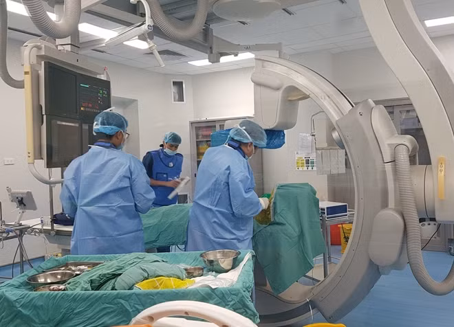Các bác sĩ Bệnh viện Quốc tế Huế thực hiện đặt máy tạo nhịp tim cứu sống nữ du khách người Pháp M.H Landreau.