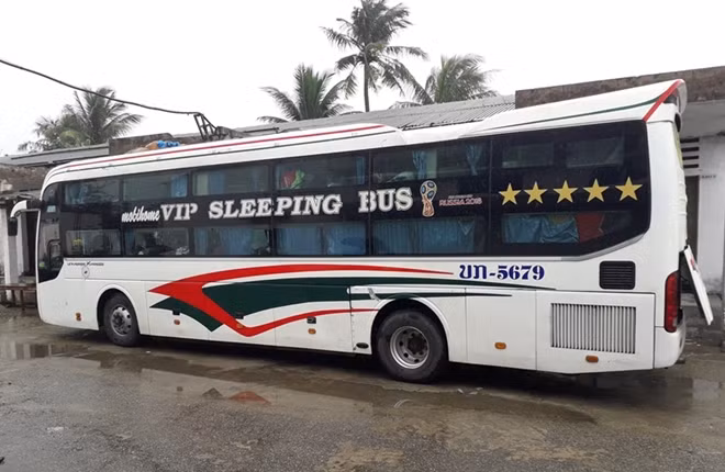 Xe khách giường nằm Châu Chinh BKS: UN-5679 chở 2,5 tấn nội tạng động vật không rõ nguồn gốc bị CSGT bắt giữ.