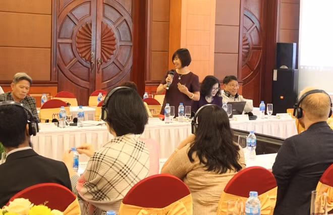 TS. Lê Thị Minh Lý, Giám đốc Trung tâm nghiên cứu và phát huy giá trị Di sản văn hóa (người đứng) chia sẻ kinh nghiệm trong công tác gìn giữ, bảo tồn di sản Hát Xoan Phú Thọ.