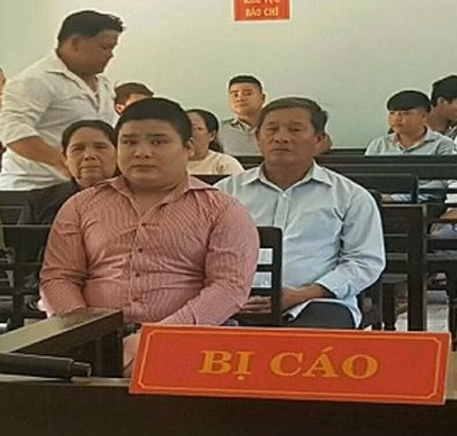 Bị cáo Linh (người mang áo hồng) tại phiên tòa.