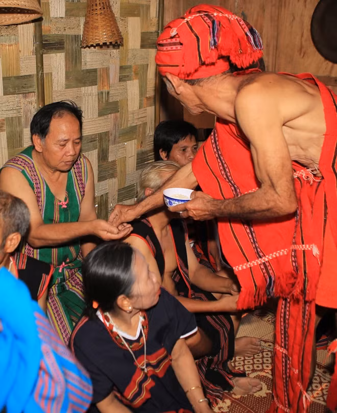 Nghi lễ phát cơm mới cho dân bản sau lễ cúng Giàng.