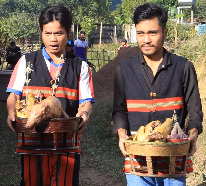 Các hộ dân trong thôn A Năm mang lễ vật đến dâng cúng Giàng tại lễ hội Aza Koonh
