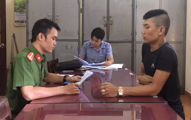 Công an TP Huế lấy lời khai các đối tượng có hành vi tàng trữ, sử dụng trái phép ma túy tại quán karaoke.