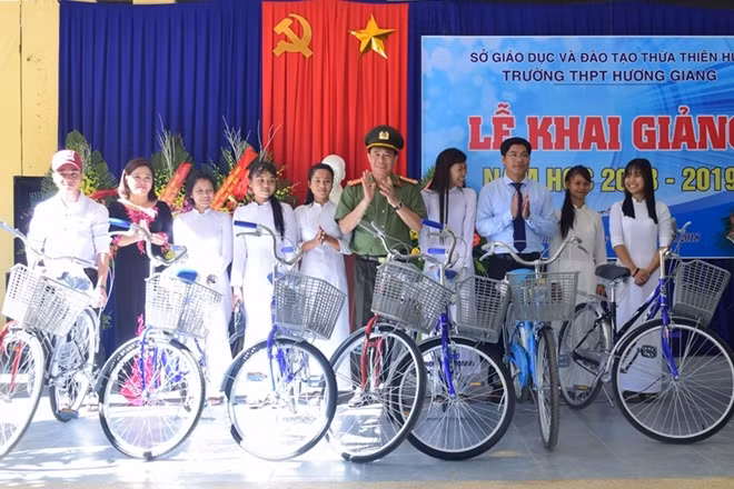 Đại tá Lê Quốc Hùng, Giám đốc Công an tỉnh Thừa Thiên- Huế tặng xe đạp cho các em học sinh ở trường THPT Hương Giang.