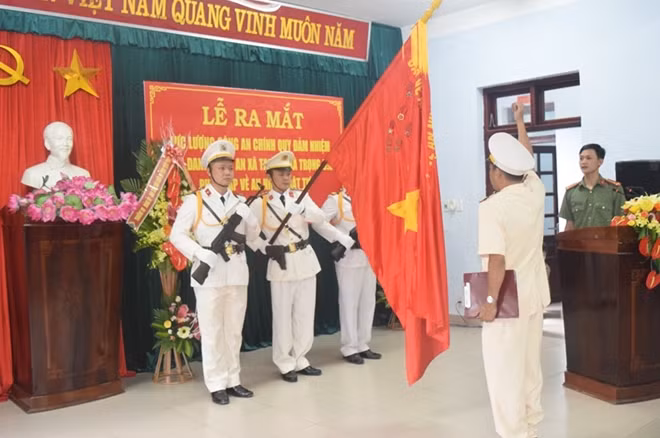 Các Công an xã vừa được điều động thực hiện tuyên thệ.