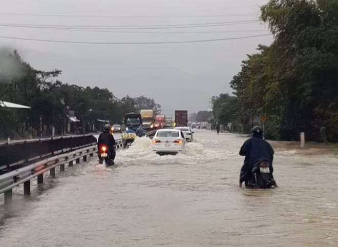 Nhiều điểm trên tuyến QL1A qua huyện Phú Lộc ngập lụt cục bộ do mưa lớn vào sáng 10-12.