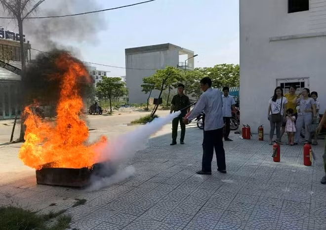 Người dân ở chung cư Vicoland, TP Huế được hướng dẫn kỹ năng dập tắt đám cháy.
