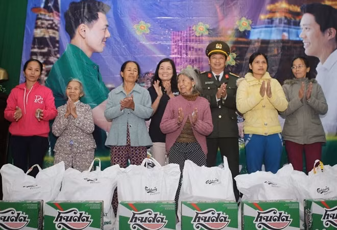 Đại diện Báo CAND và Công ty TNHH Carlsberg Việt Nam trao quà Tết cho người dân xã Vinh Giang.