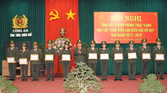 Các cá nhân đạt thành tích xuất sắc trong phong trào “CAND học tập, thực hiện 6 điều Bác Hồ dạy” được lãnh đạo Công an tỉnh Thừa Thiên- Huế tặng giấy khen.