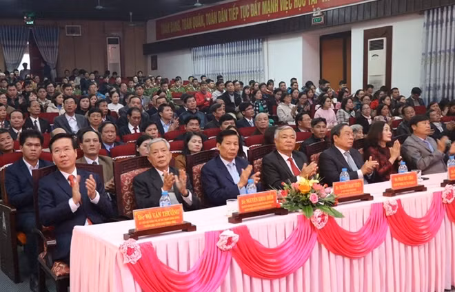 Đồng chí Võ Văn Thưởng, Ủy viên Bộ Chính trị, Bí thư Trung ương Đảng, Trưởng Ban Tuyên giáo Trung ương (hàng đầu, góc trái) cùng các đại biểu dự lễ kỷ niệm.