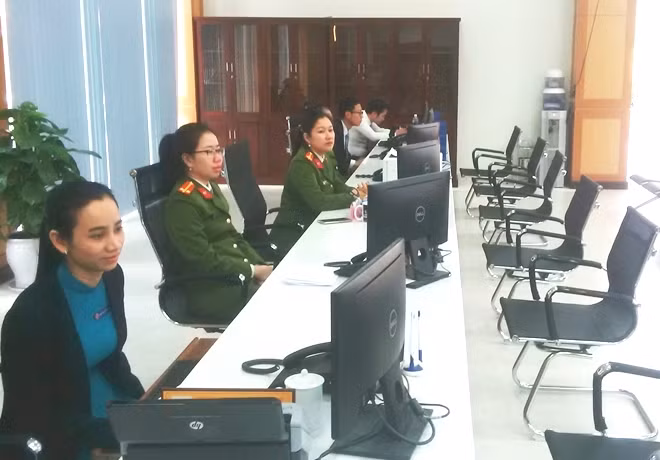 Tỉnh Thừa Thiên- Huế thực hiện đề án kết nối mạng diện rộng bằng mạng truyền số liệu chuyên dùng CPNet nhằm đảm bảo an toàn thông tin. Tỉnh Thừa Thiên- Huế thực hiện đề án kết nối mạng diện rộng bằng mạng truyền số liệu chuyên dùng CPNet nhằm đảm bảo an toàn thông tin.