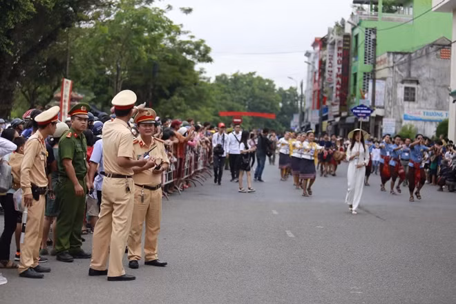 Lực lượng Công an tỉnh Thừa Thiên- Huế nỗ lực đảm bảo ANTT, ATGT tại lễ hội Festival Huế.